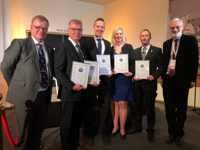 Ammattilaiset esittelevät sertifikaattejaan juhlaseremoniassa