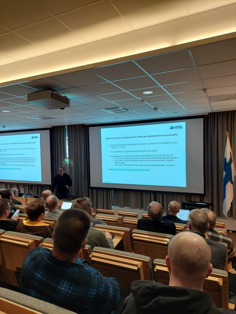 Ammattikoulutusseminaari nuohoojille luentosalissa